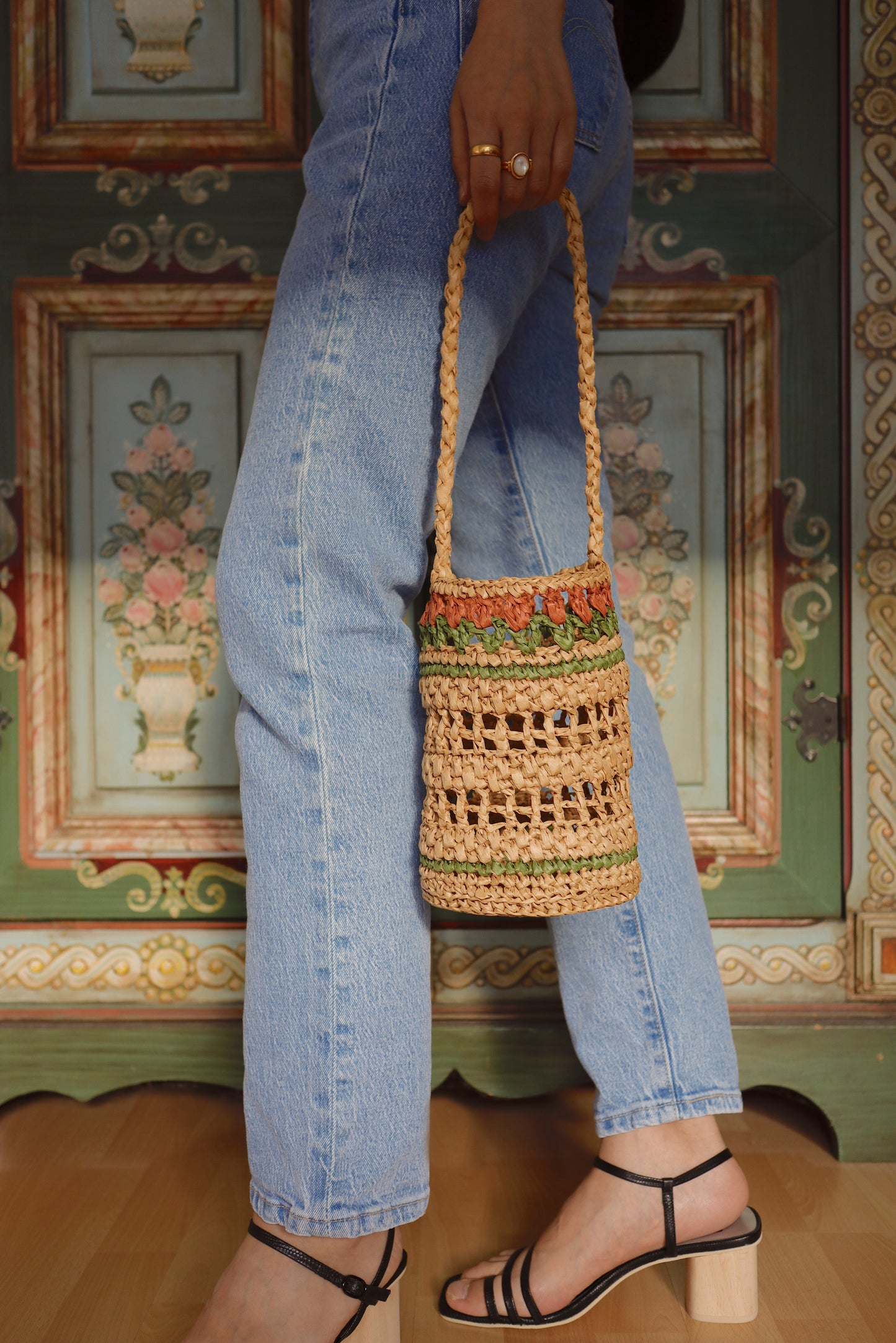 Raffia bag with red tulips
