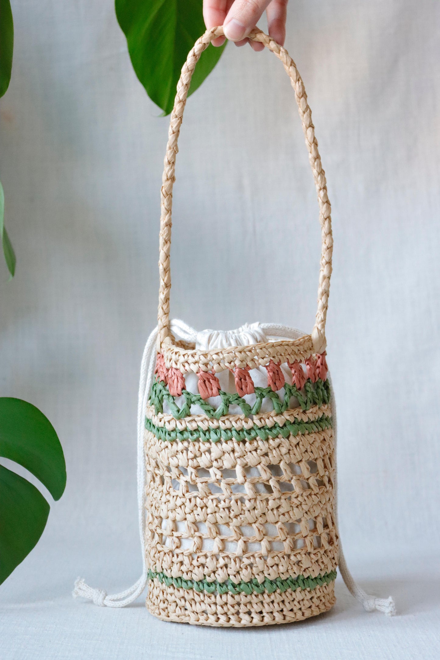 Raffia bag with red tulips