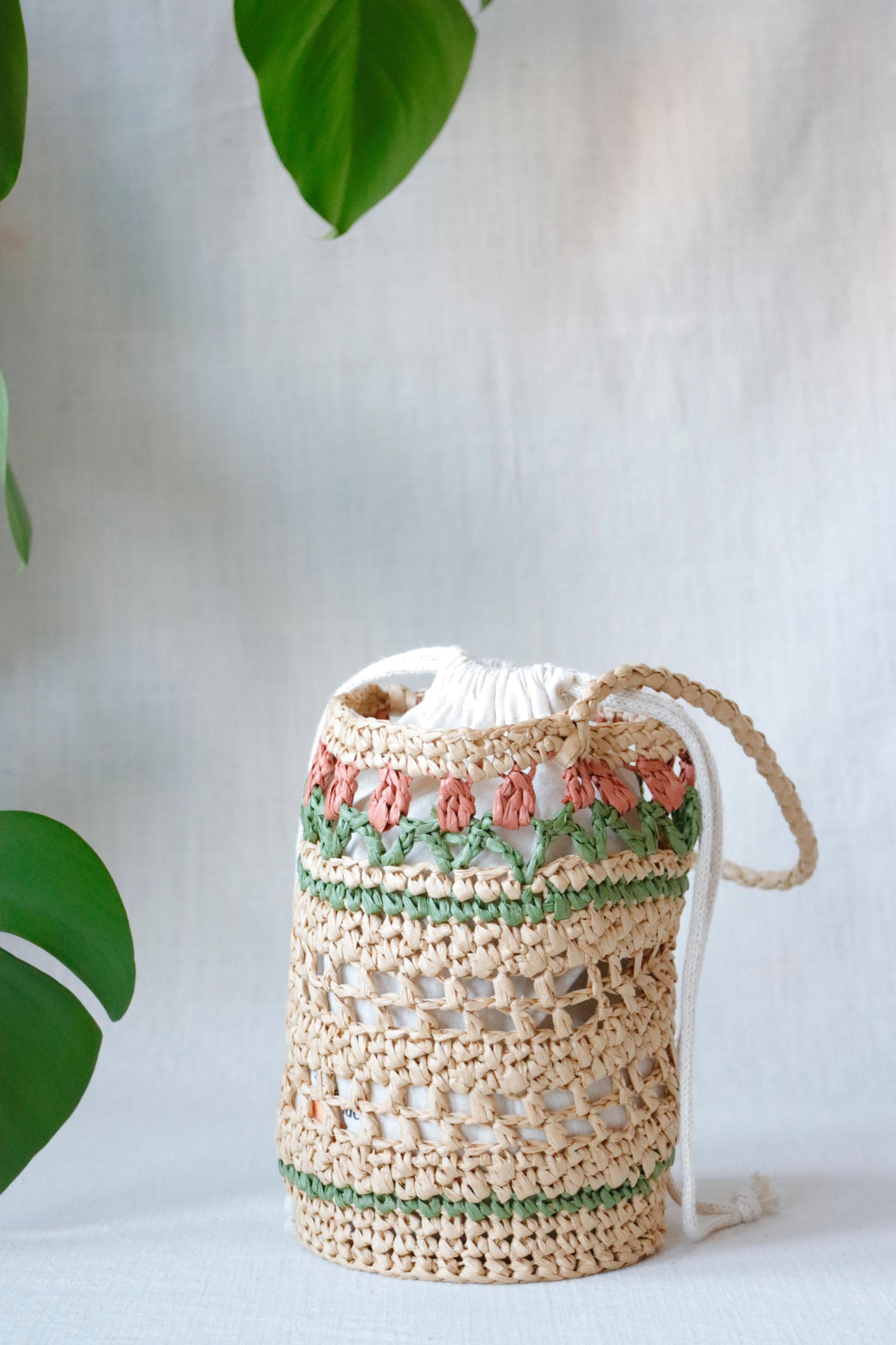 Raffia bag with red tulips