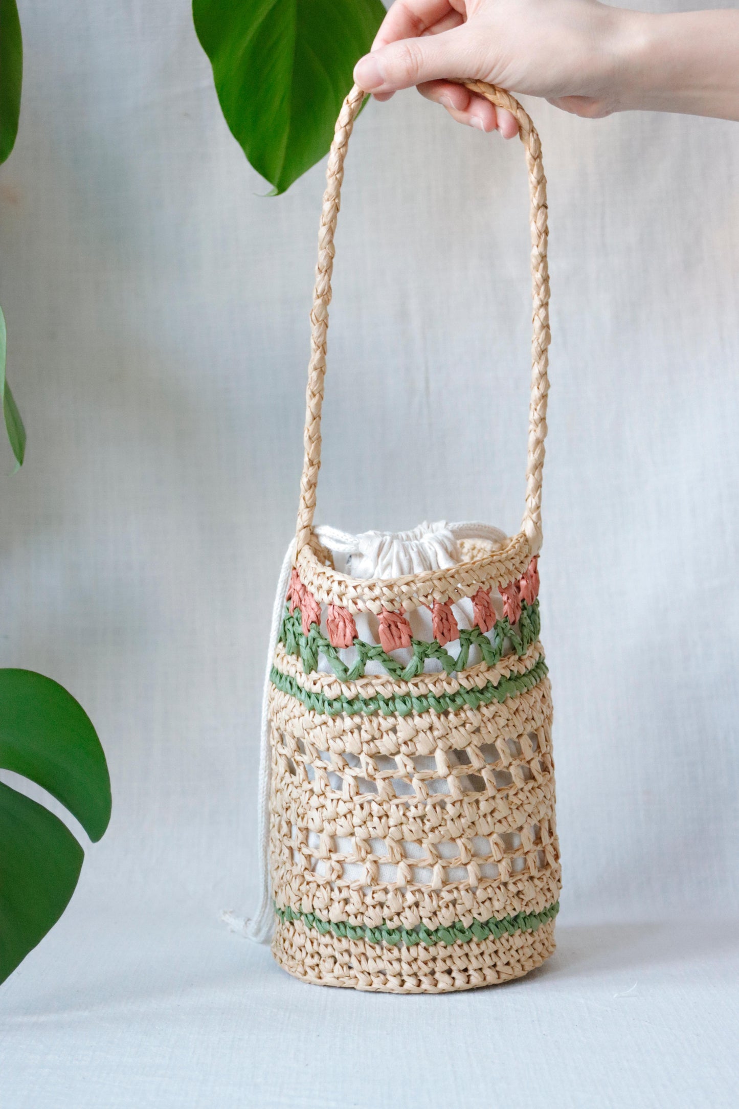 Raffia bag with red tulips