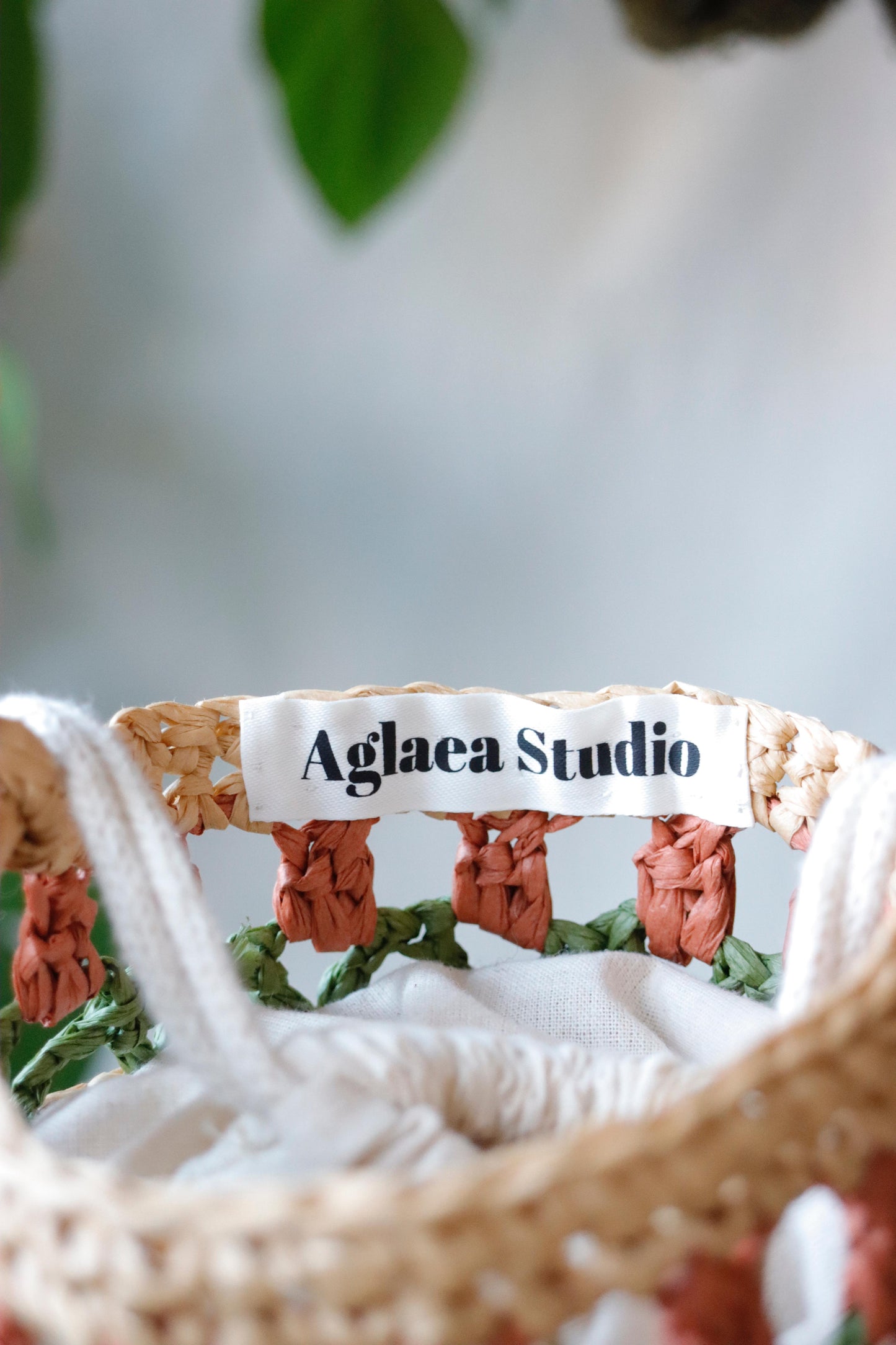 Raffia bag with red tulips