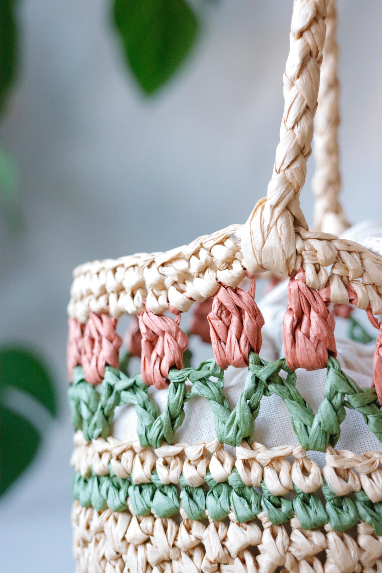 Raffia bag with red tulips