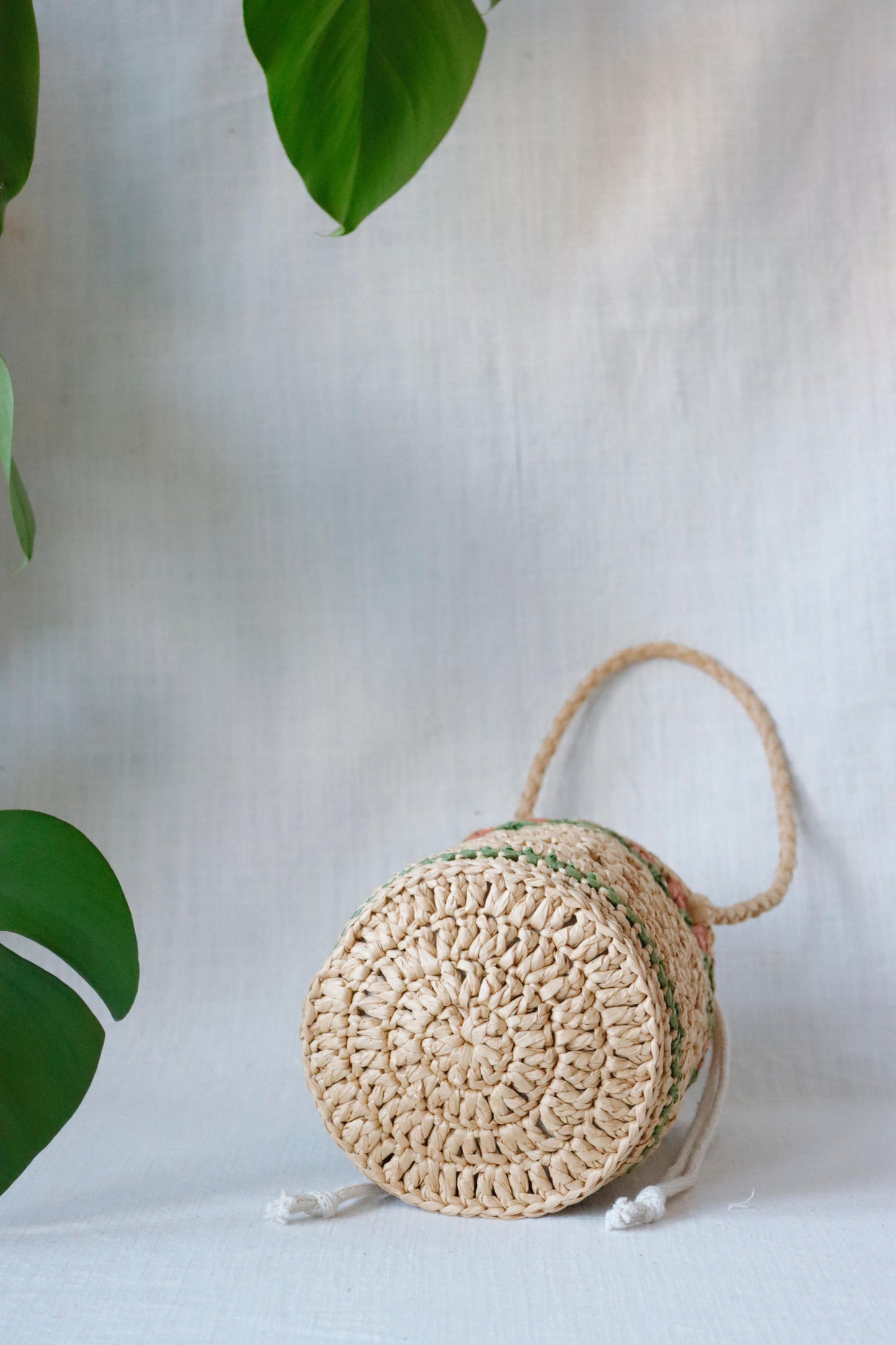 Raffia bag with red tulips