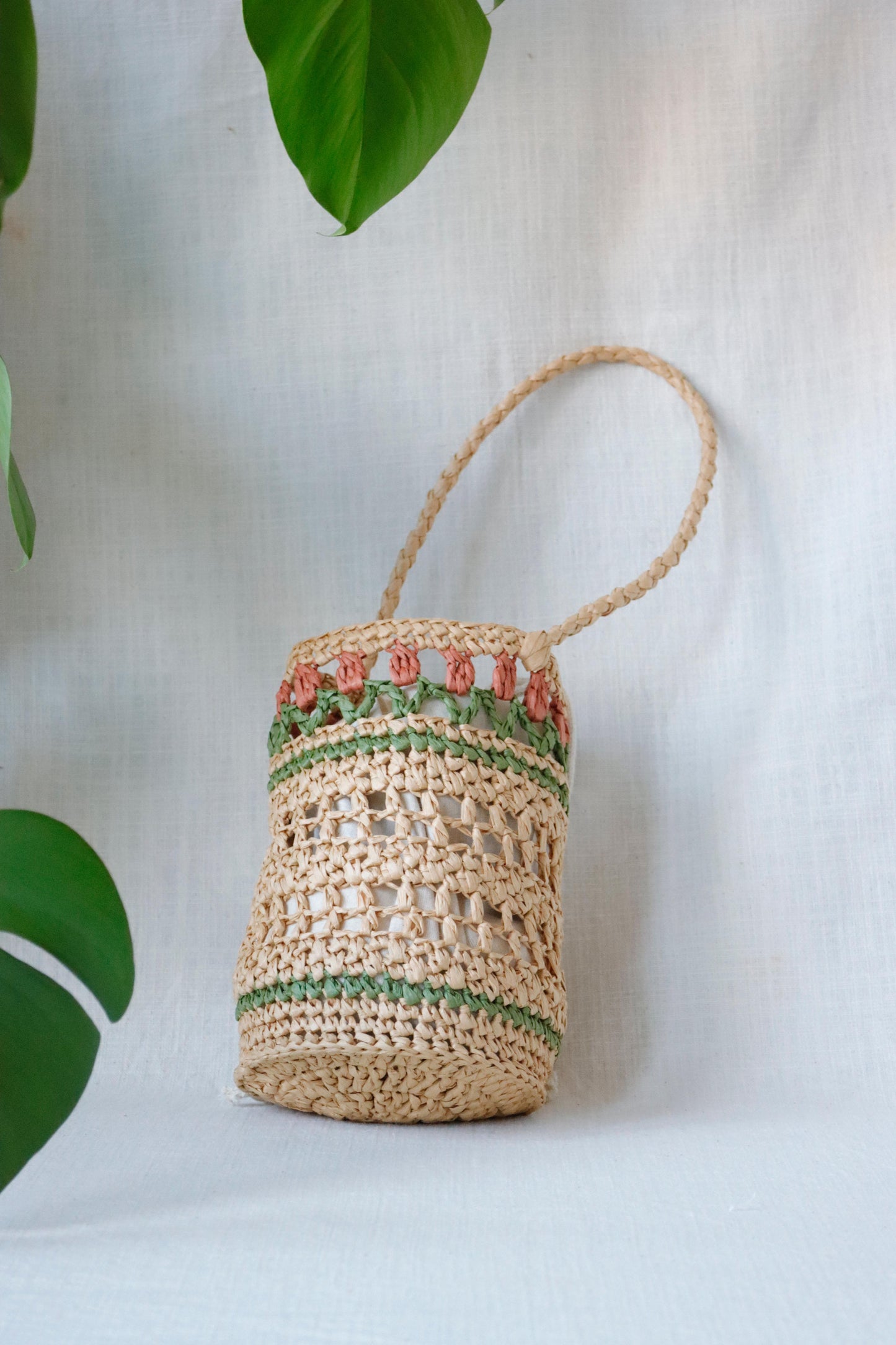 Raffia bag with red tulips