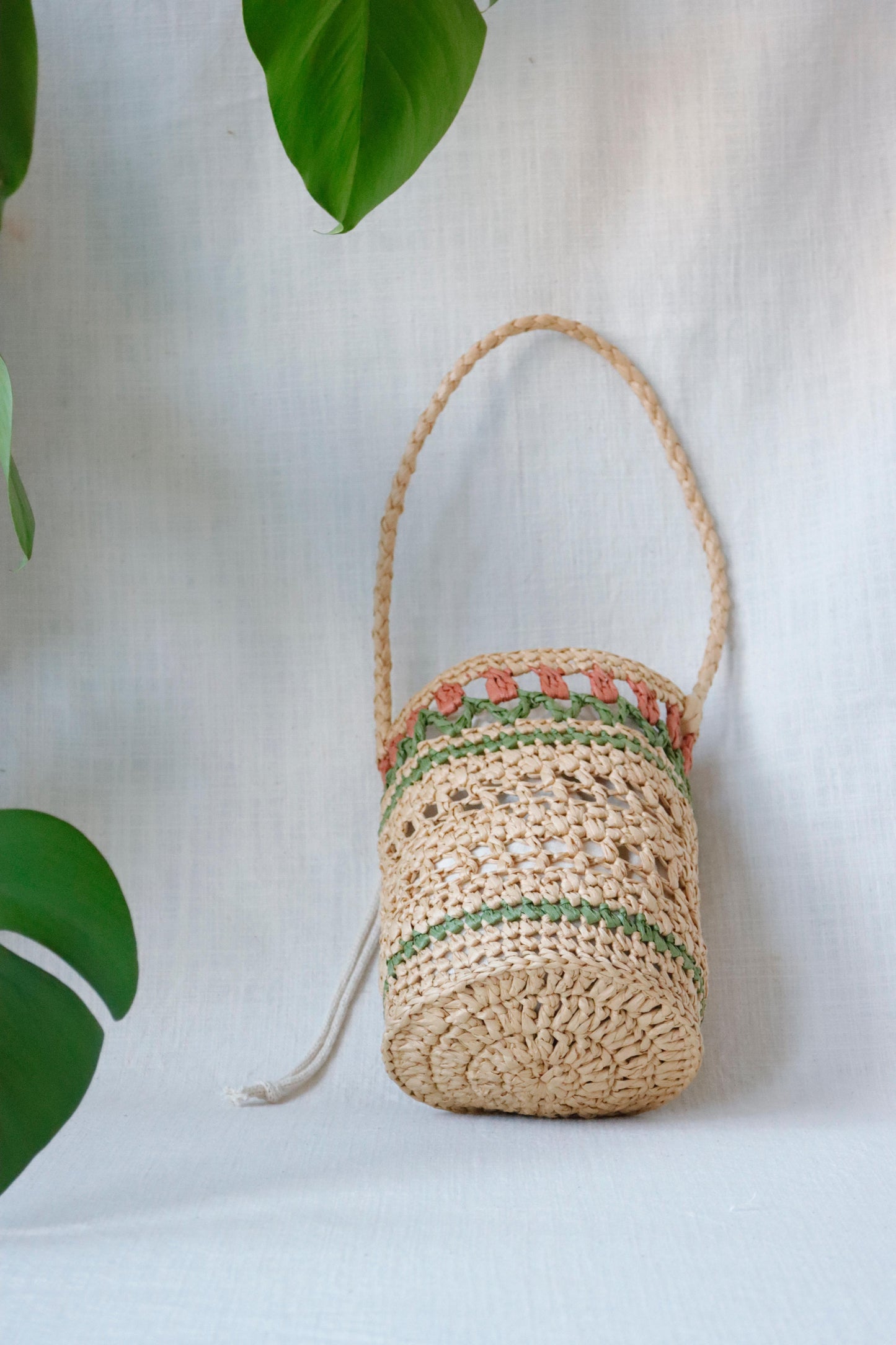 Raffia bag with red tulips