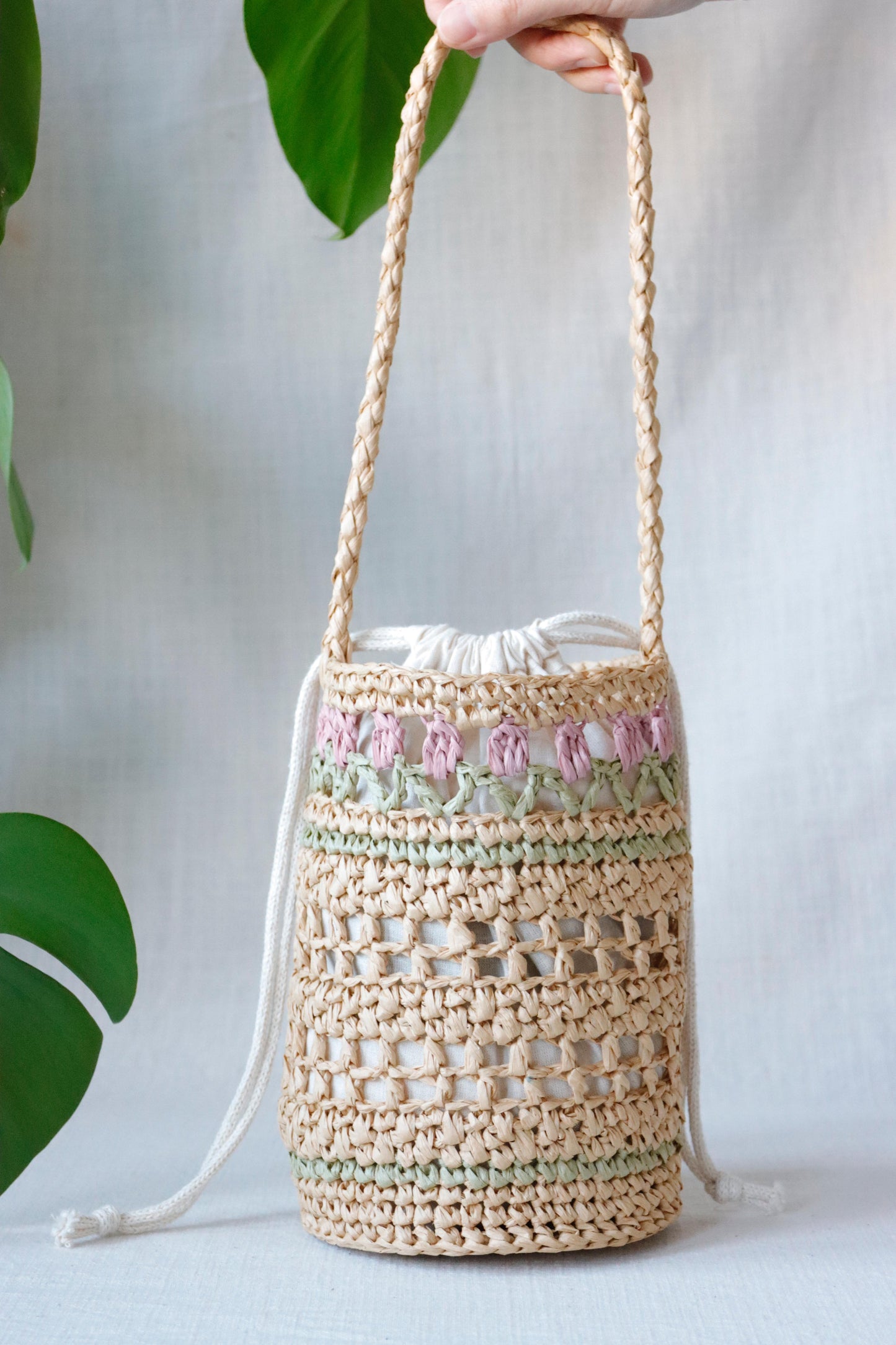 Raffia bag with pink tulips