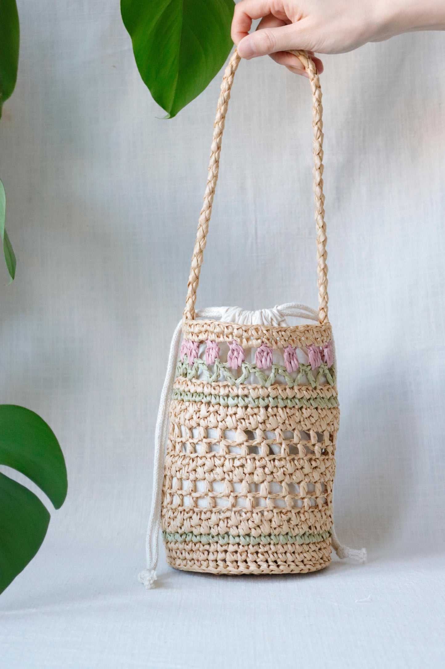 Raffia bag with pink tulips
