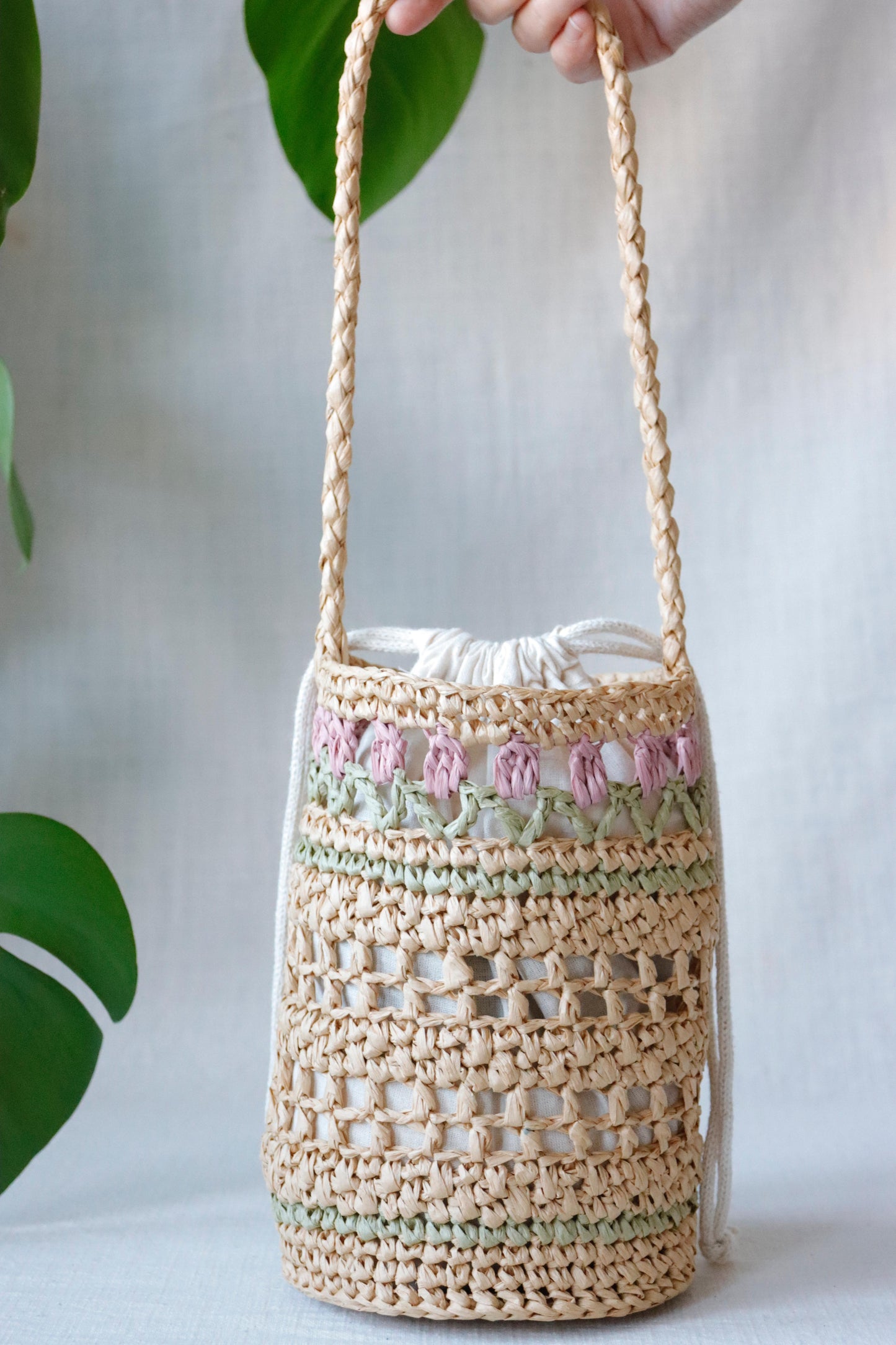 Raffia bag with pink tulips