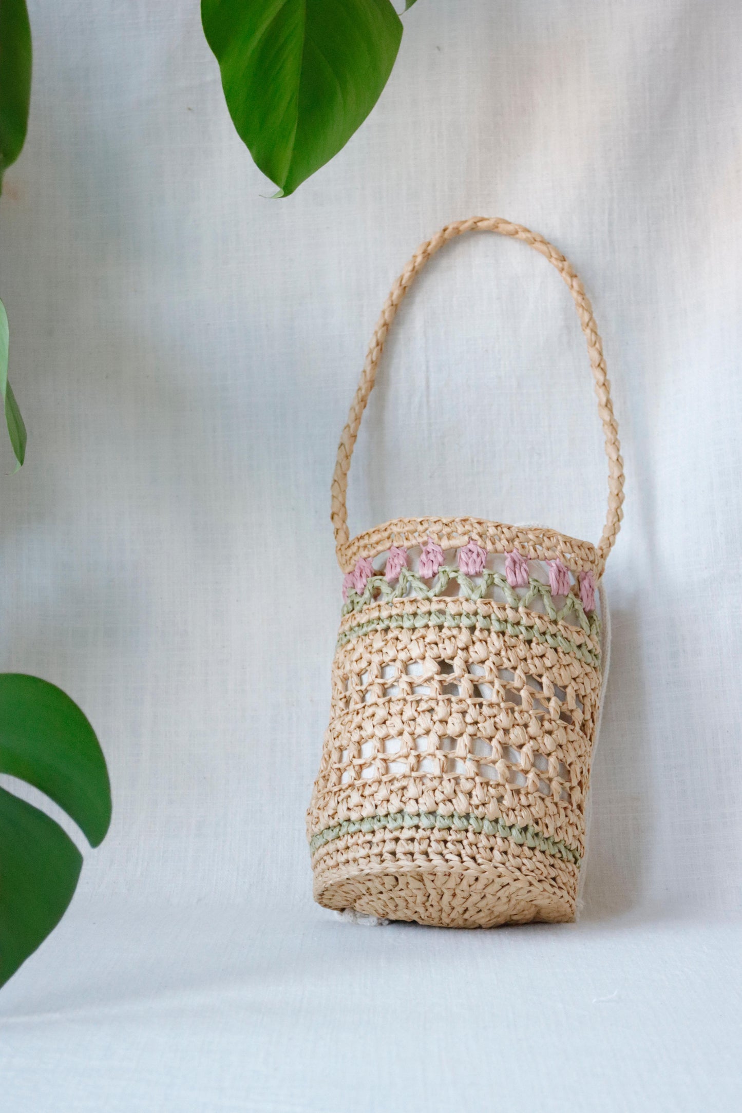 Raffia bag with pink tulips