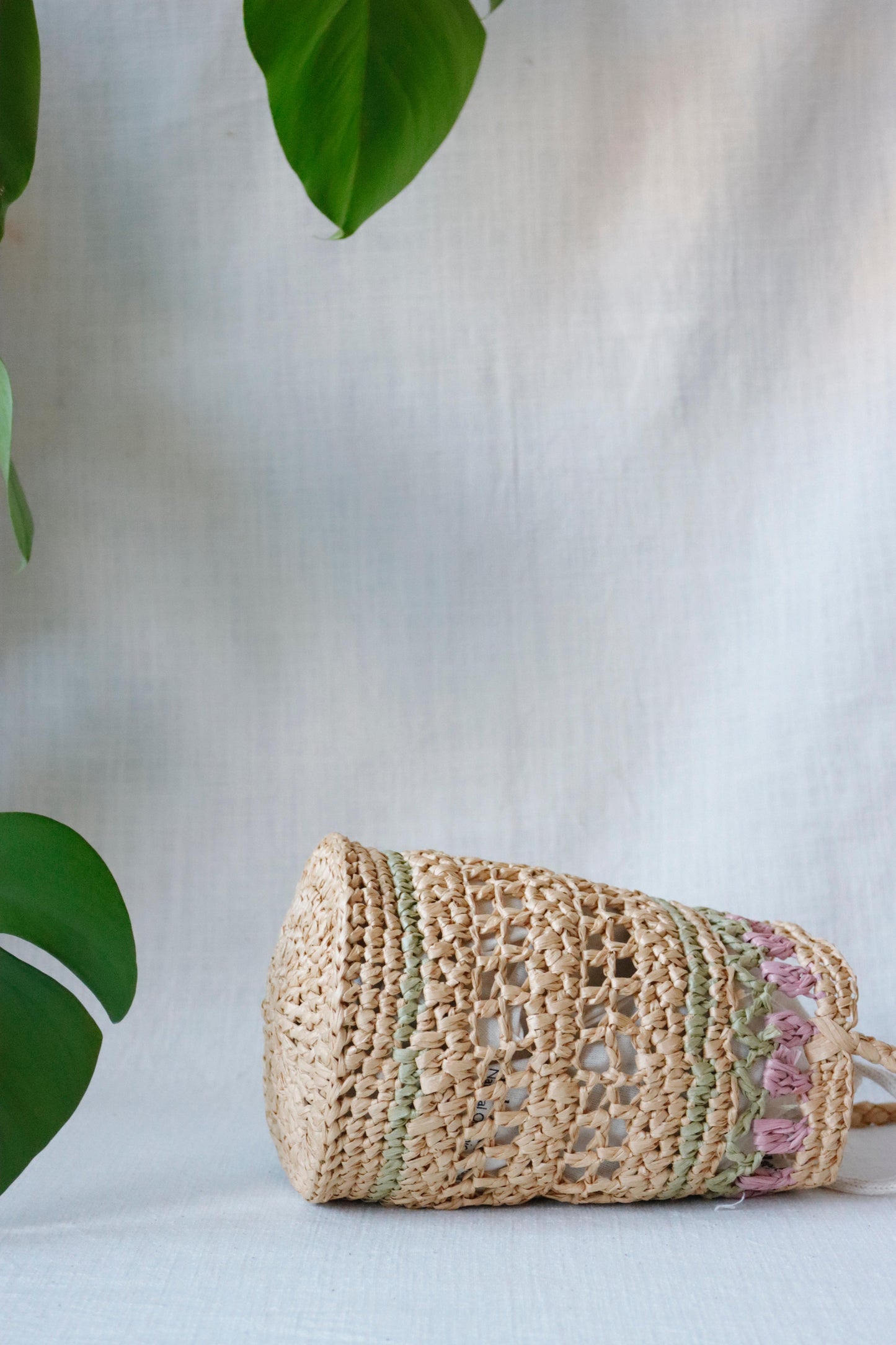 Raffia bag with pink tulips