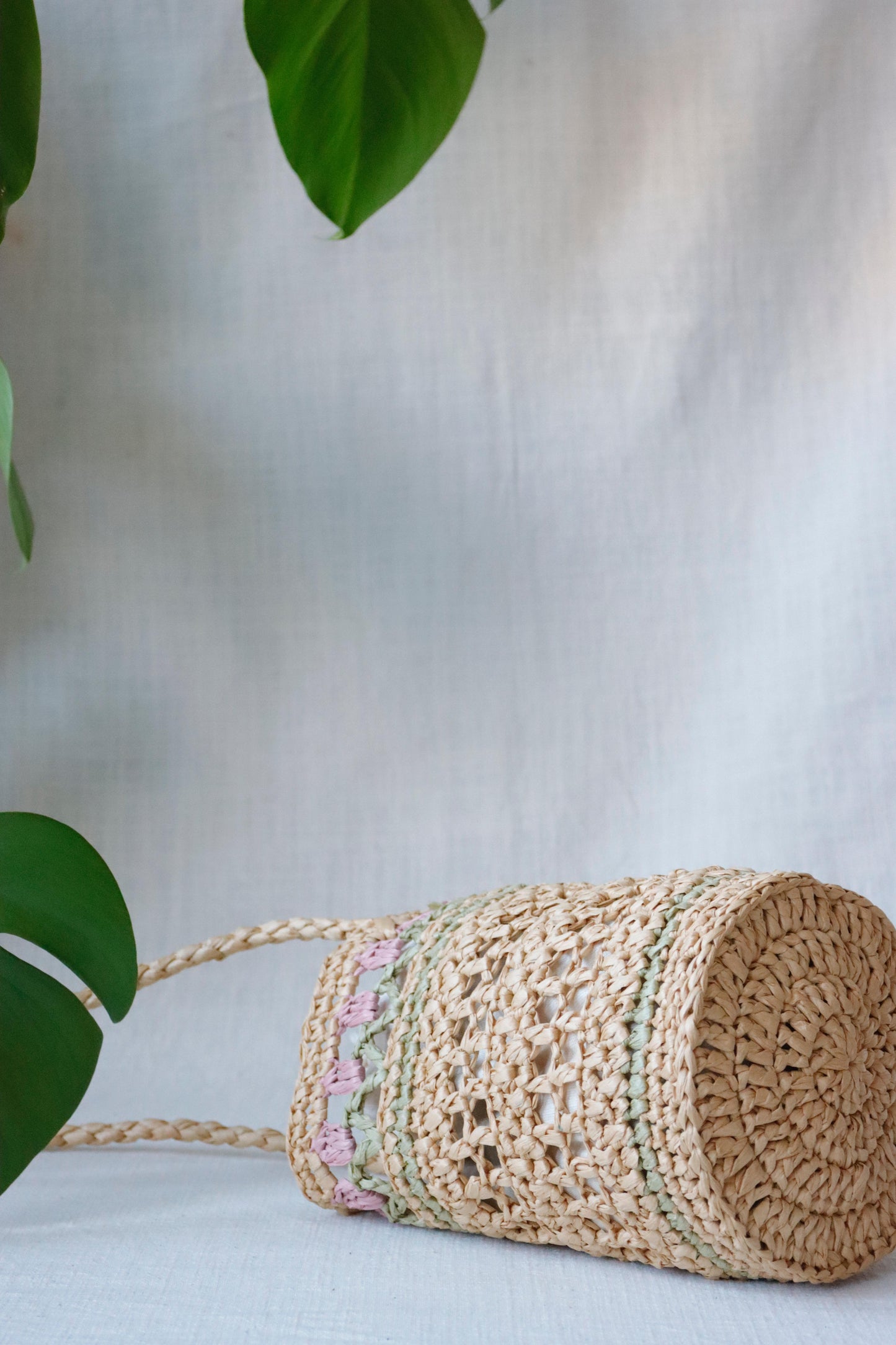 Raffia bag with pink tulips