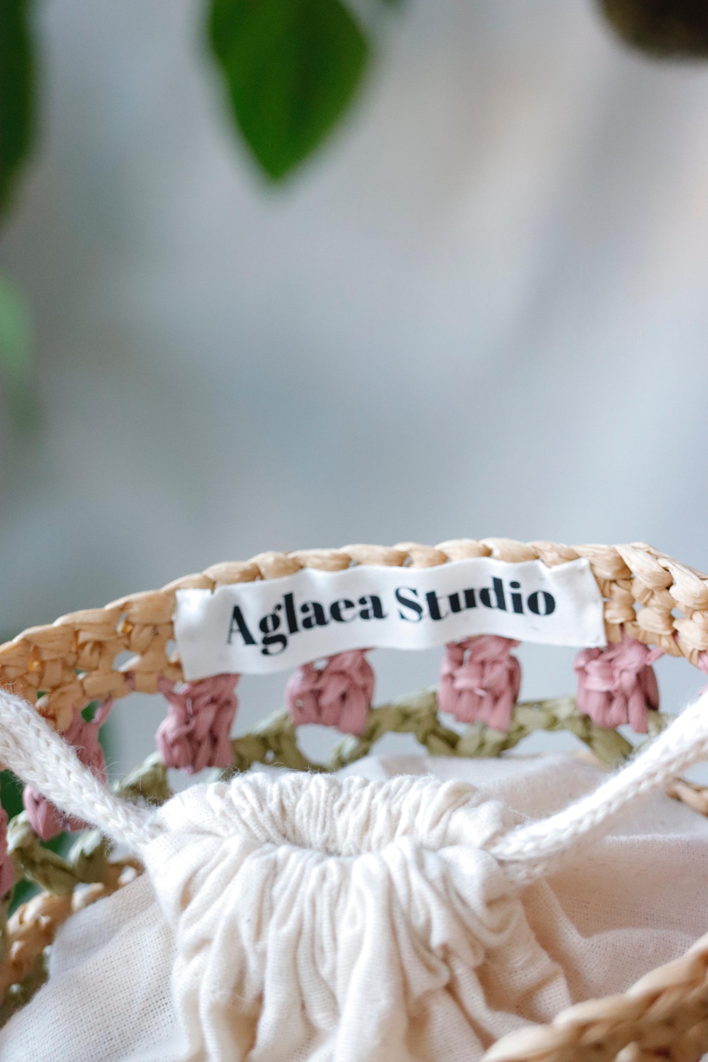Raffia bag with pink tulips
