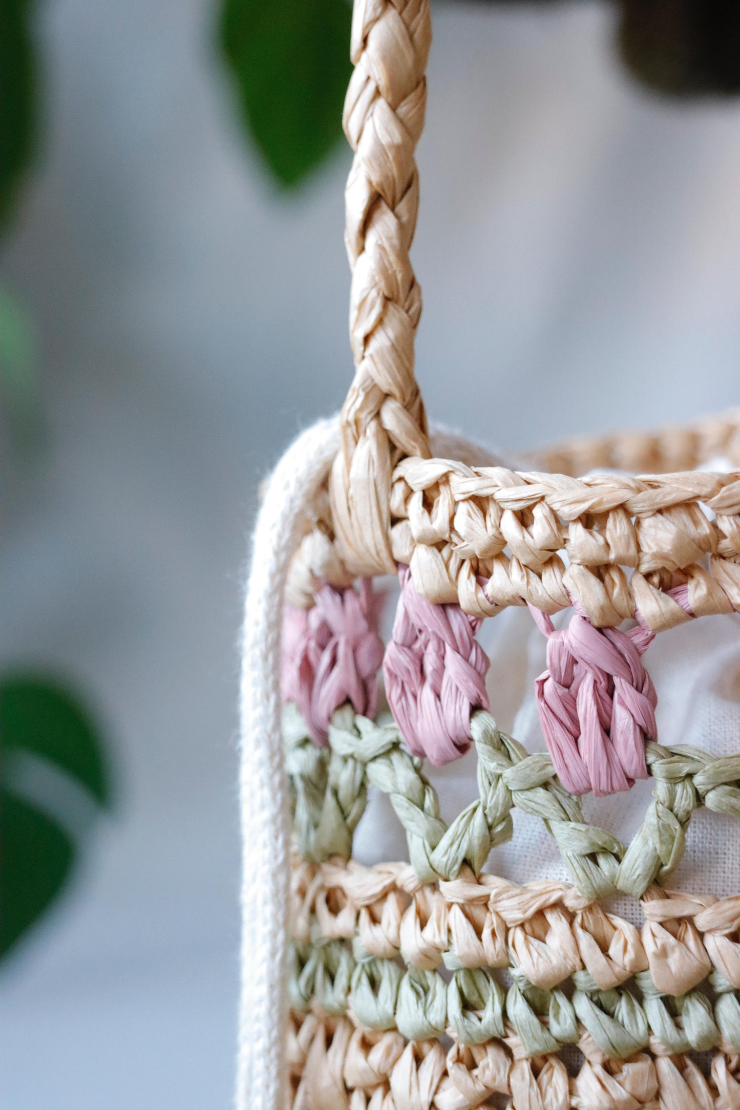 Raffia bag with pink tulips