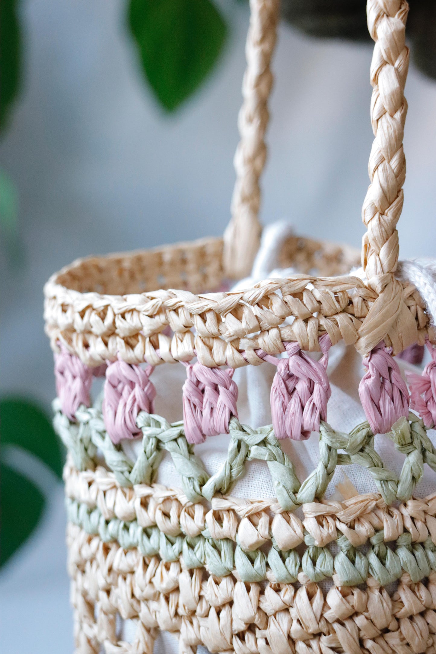 Raffia bag with pink tulips