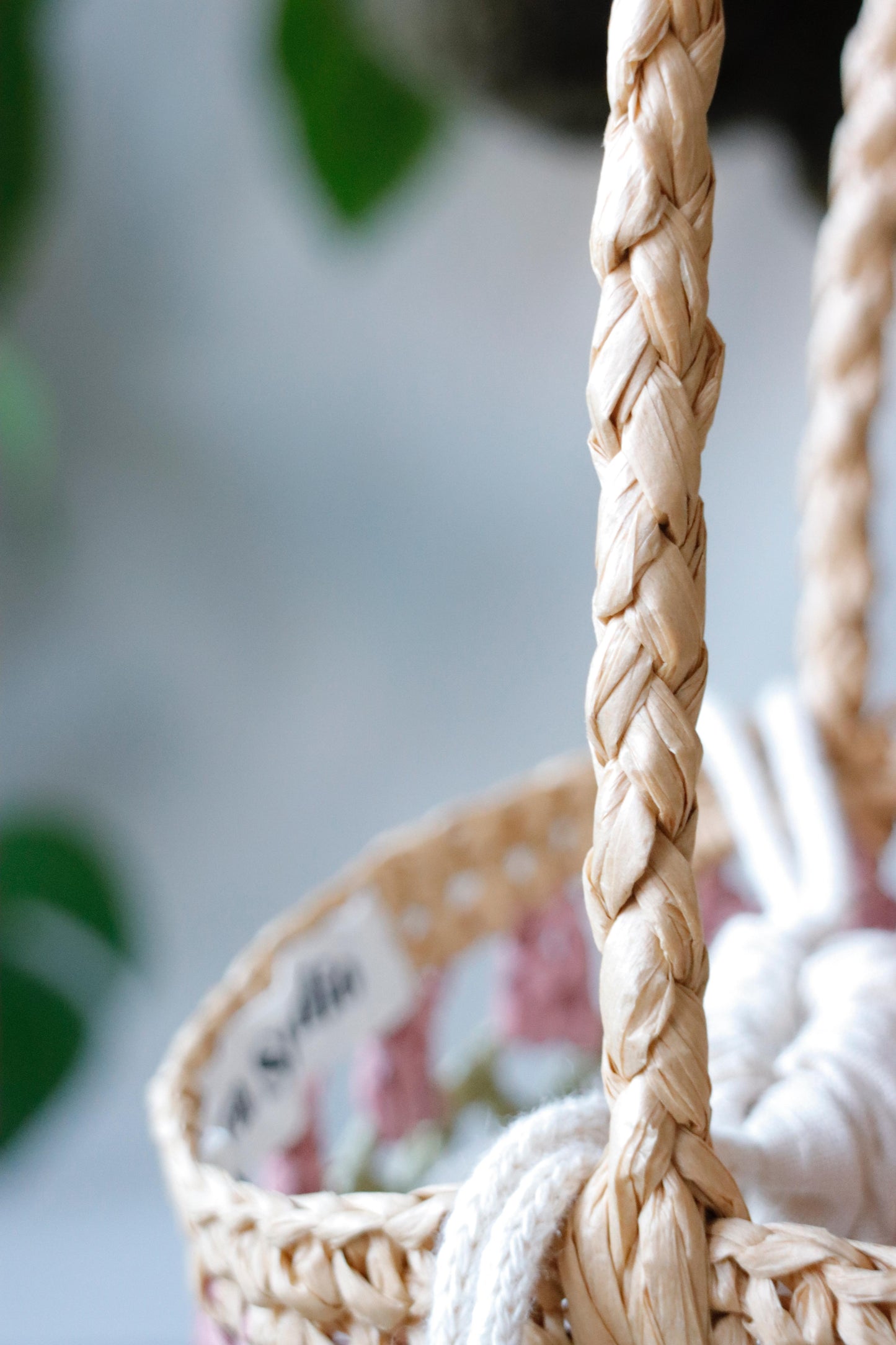 Raffia bag with pink tulips