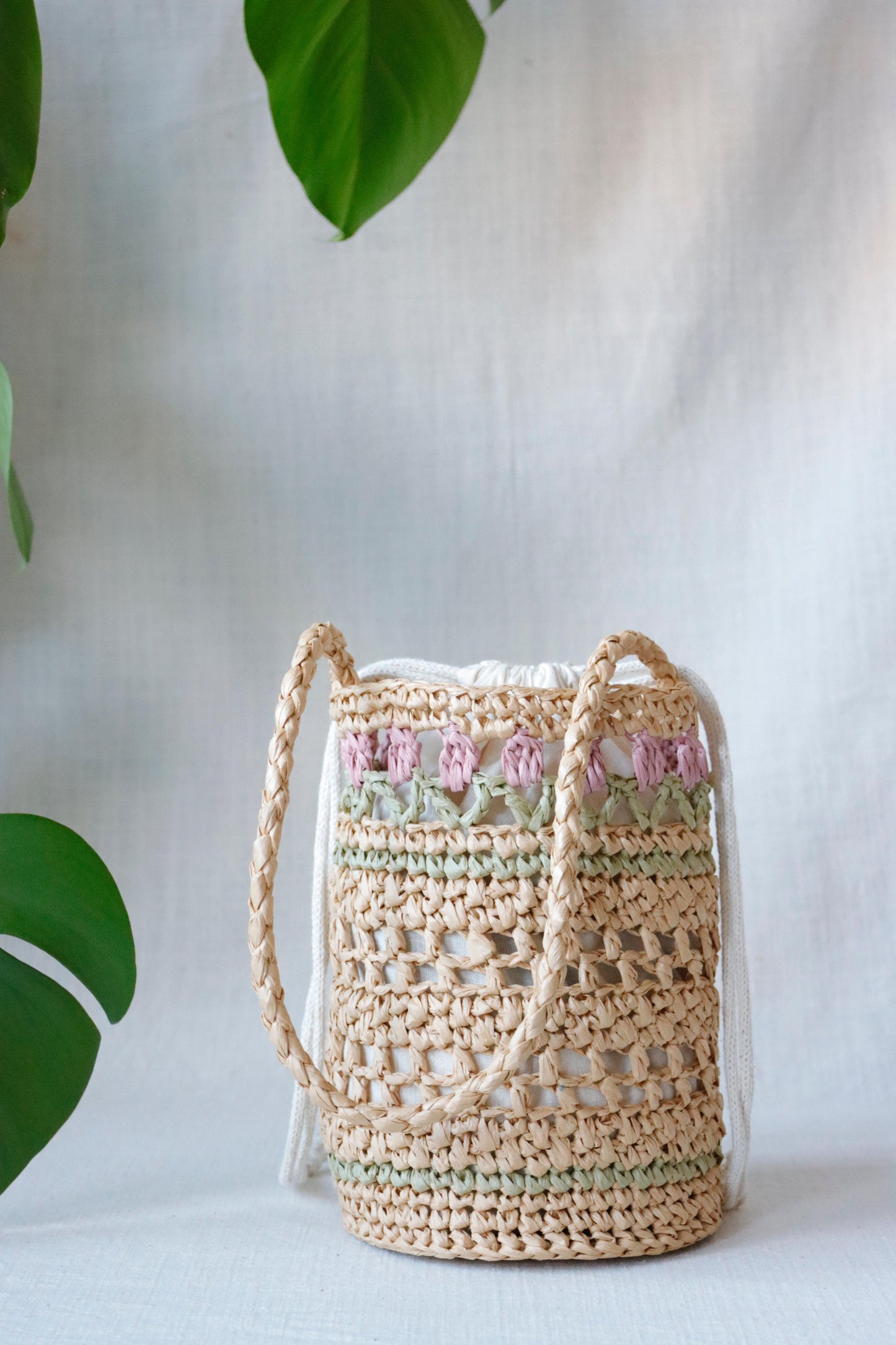 Raffia bag with pink tulips