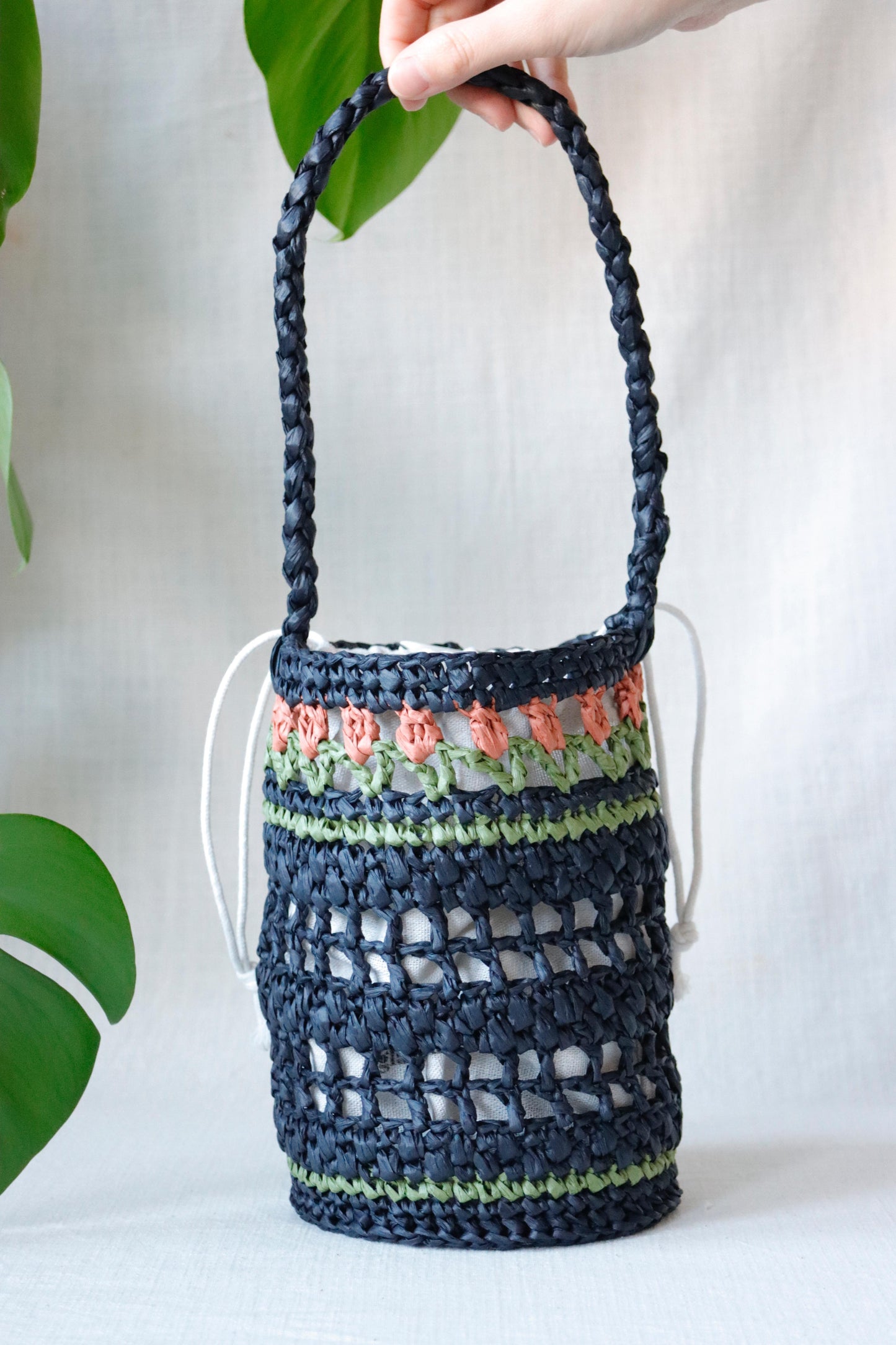 Raffia bag with red tulips in black