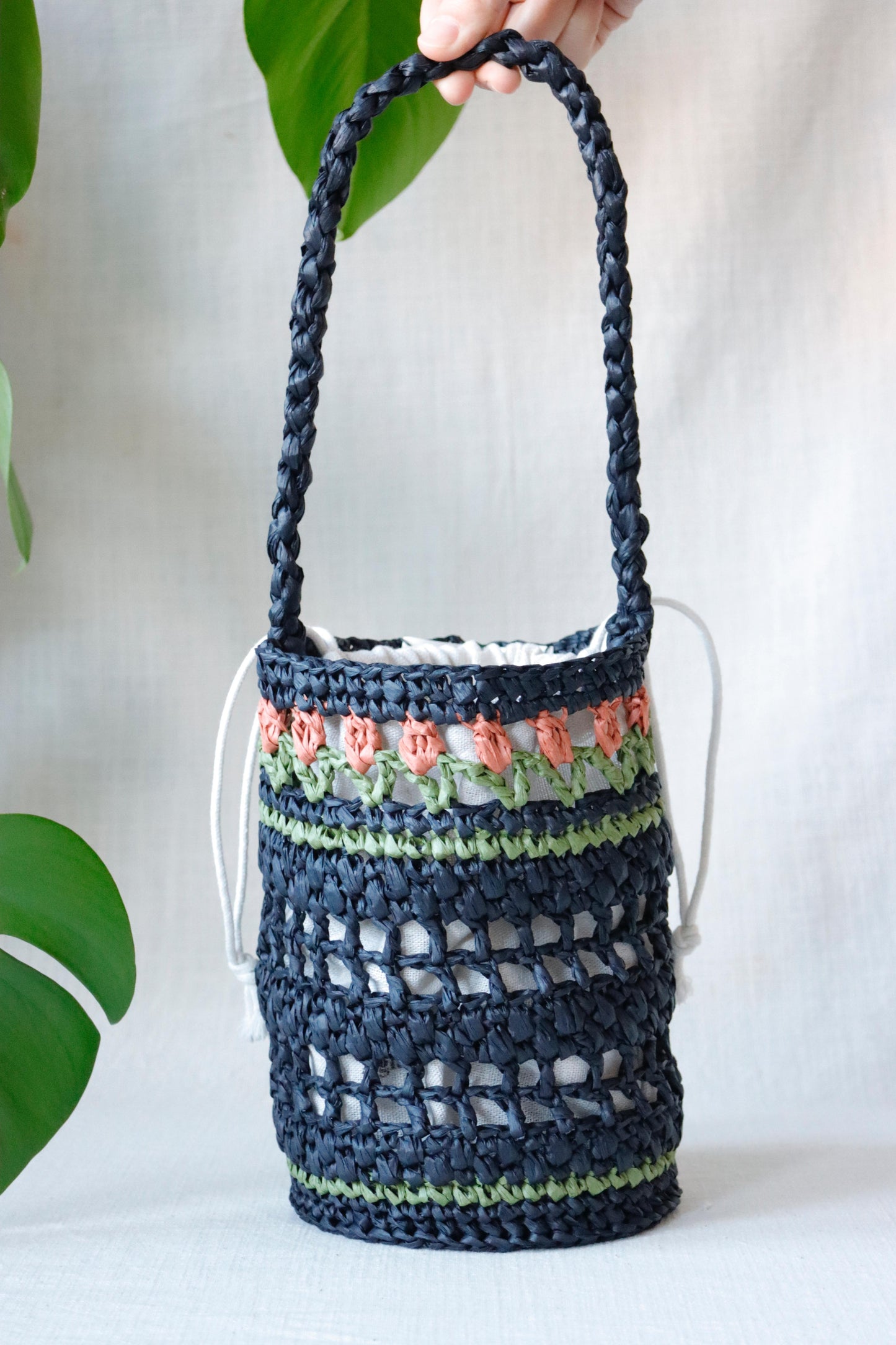 Raffia bag with red tulips in black