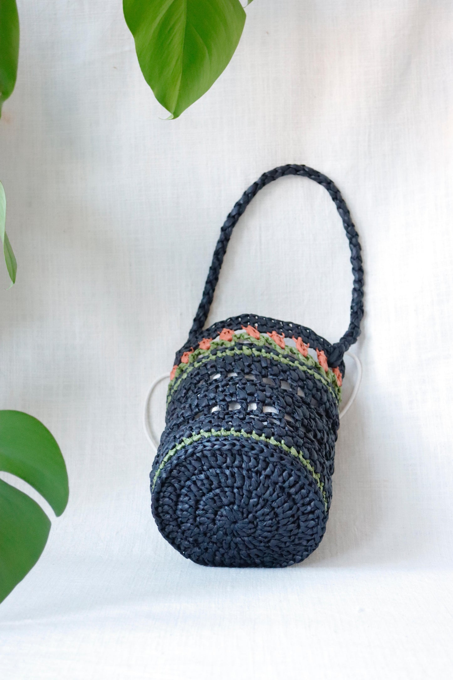 Raffia bag with red tulips in black