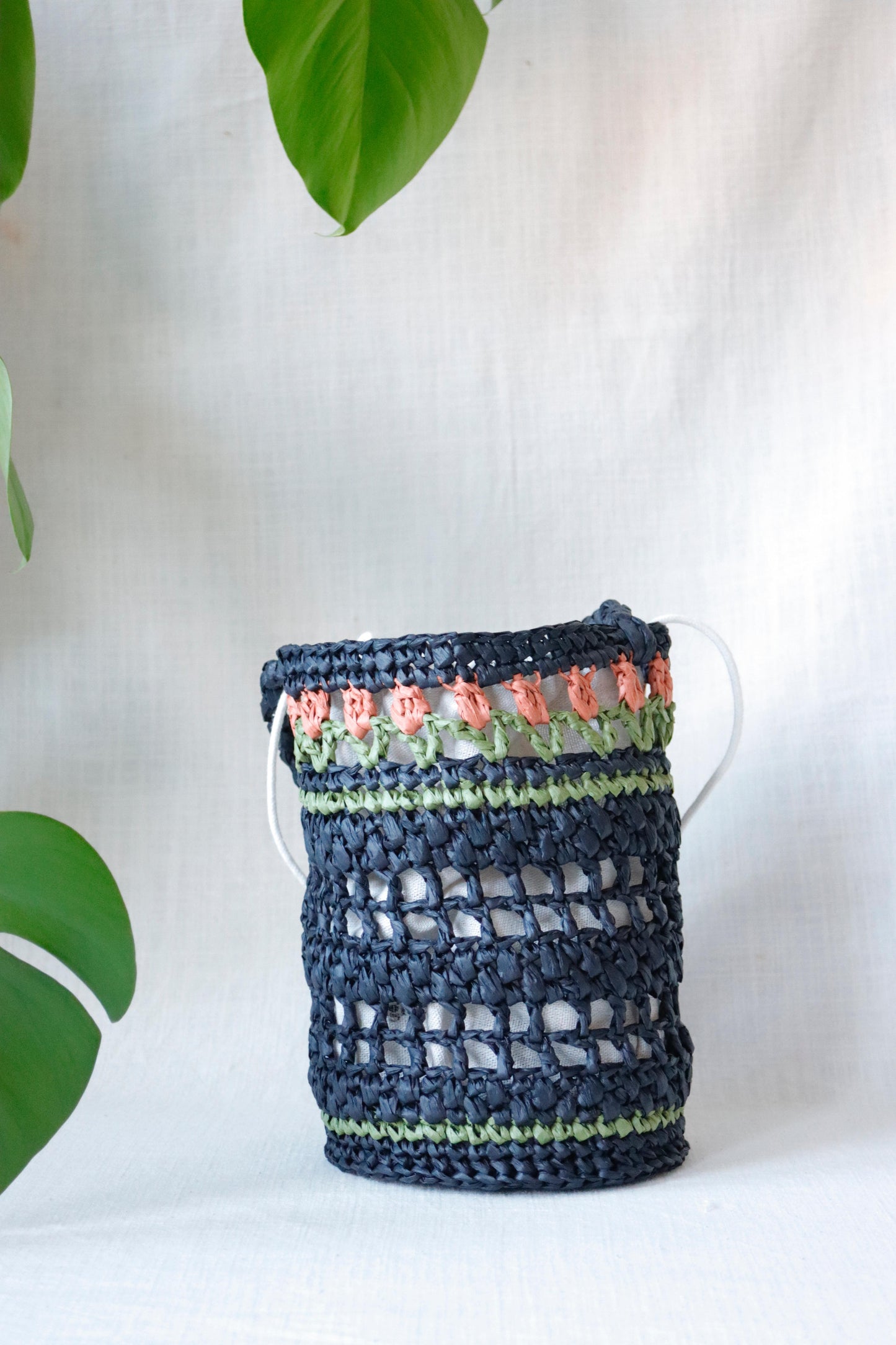 Raffia bag with red tulips in black