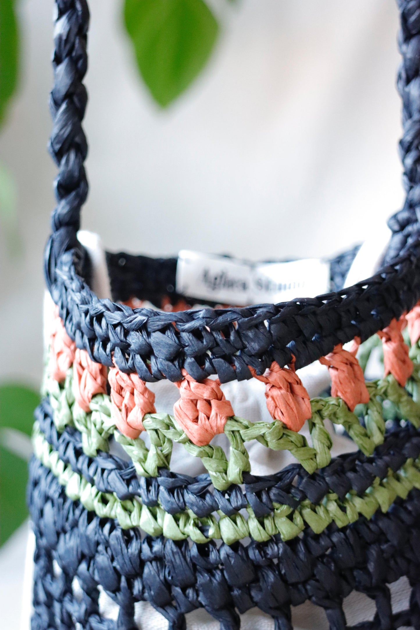 Raffia bag with red tulips in black