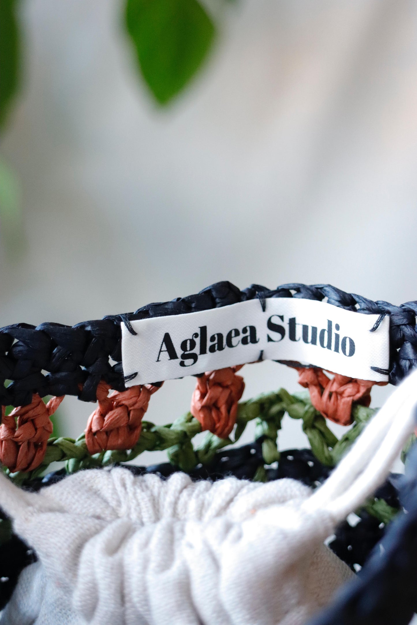 Raffia bag with red tulips in black
