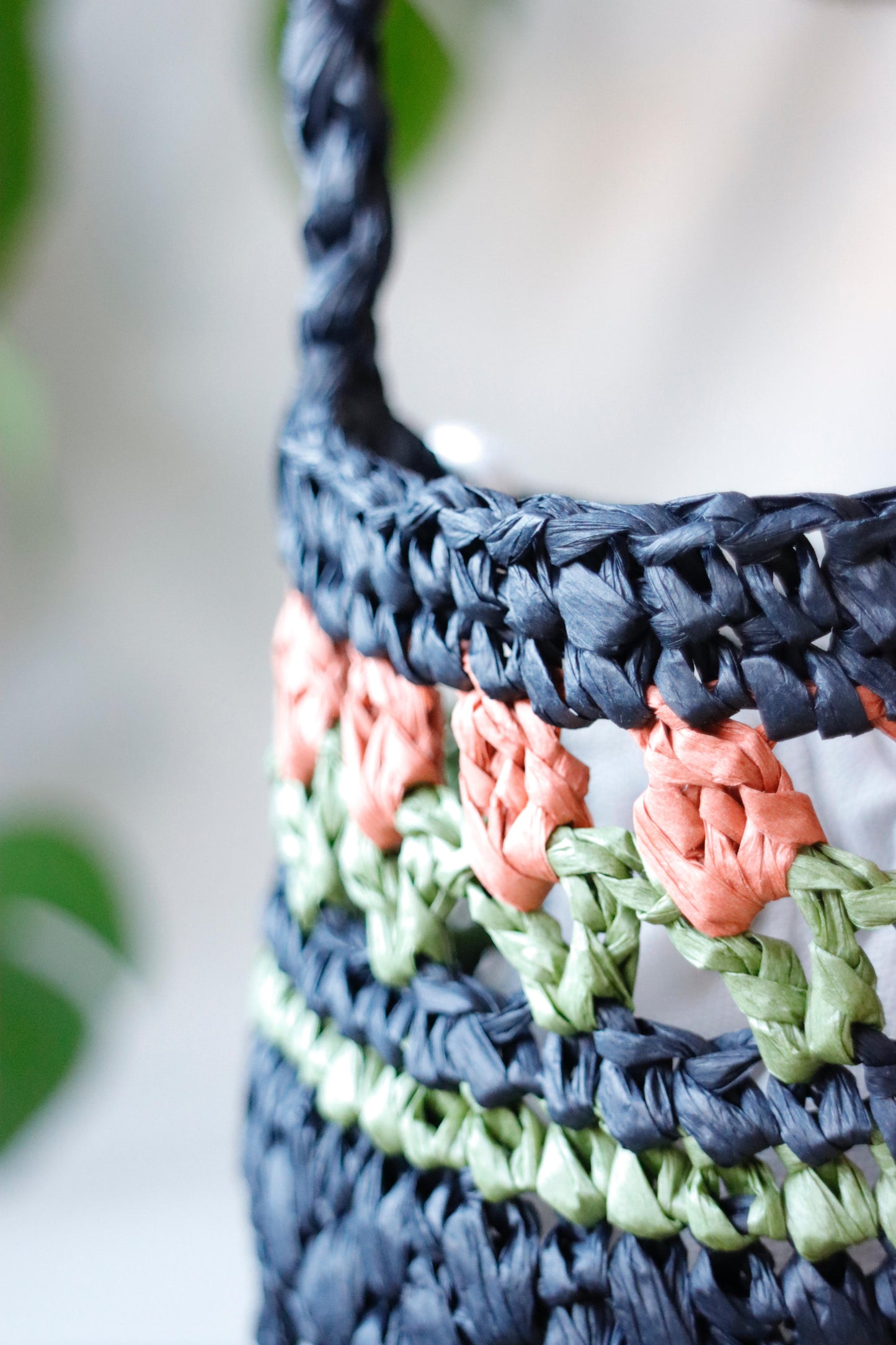 Raffia bag with red tulips in black