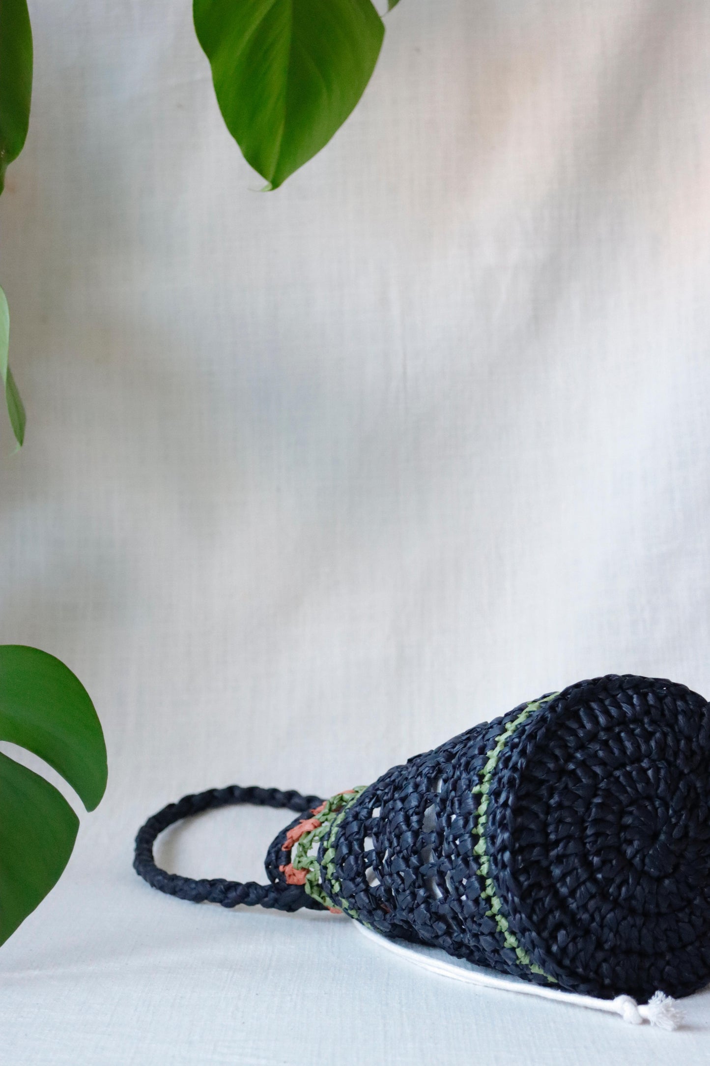 Raffia bag with red tulips in black