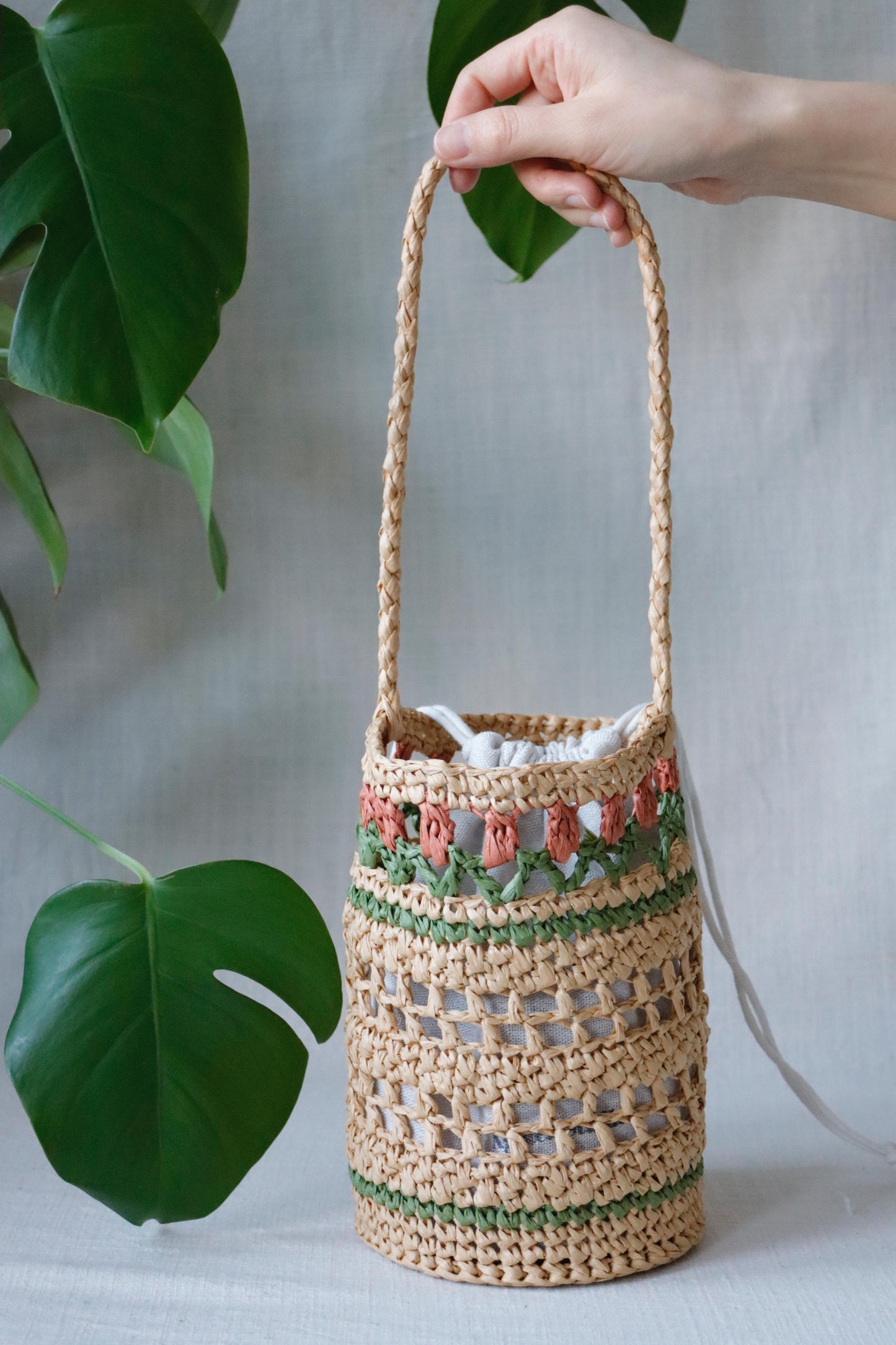 Raffia bag with red tulips