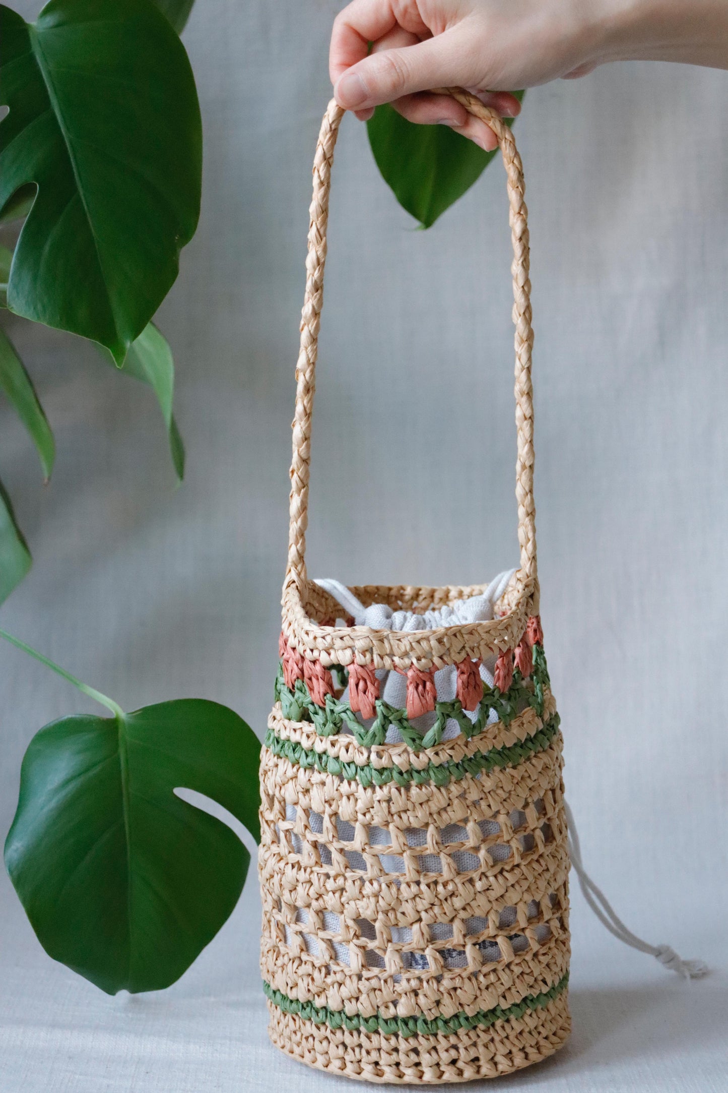 Raffia bag with red tulips