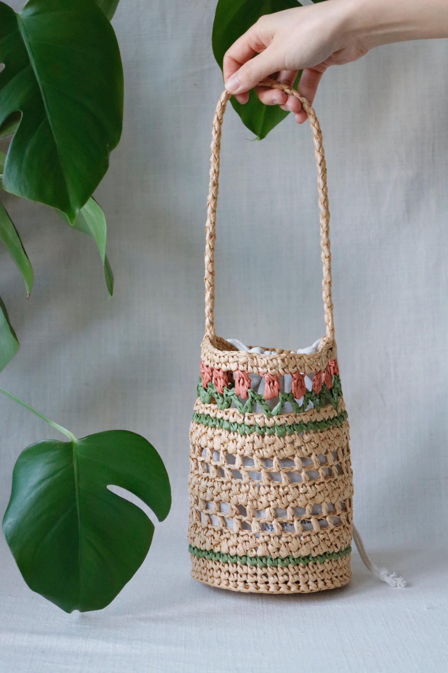 Raffia bag with red tulips