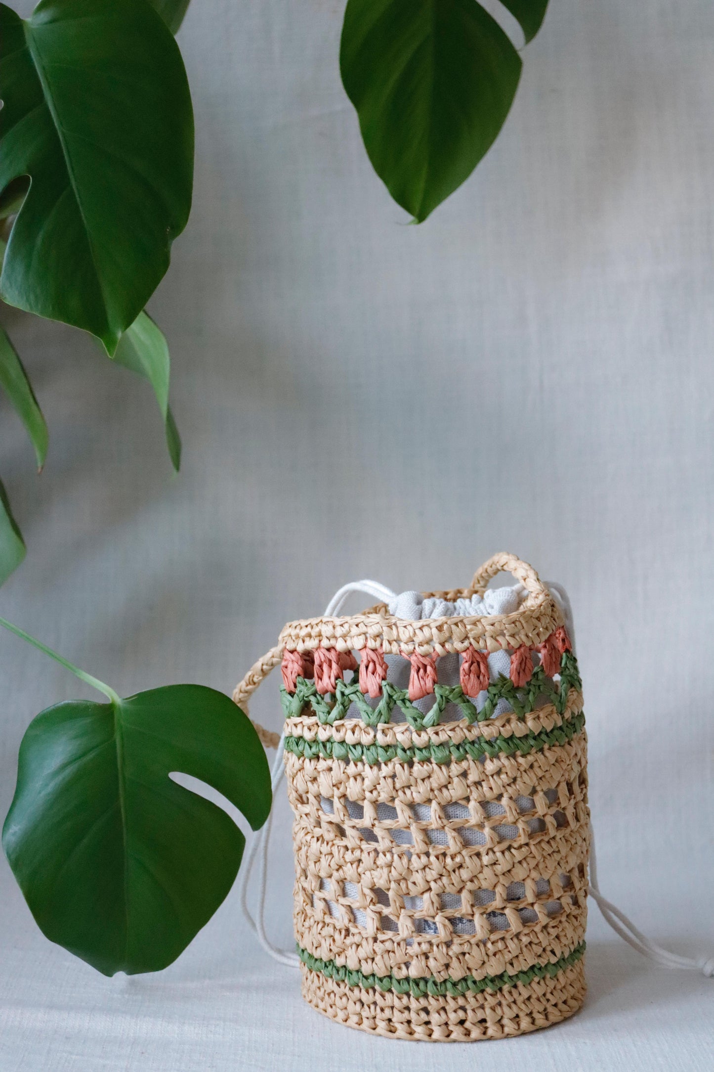 Raffia bag with red tulips