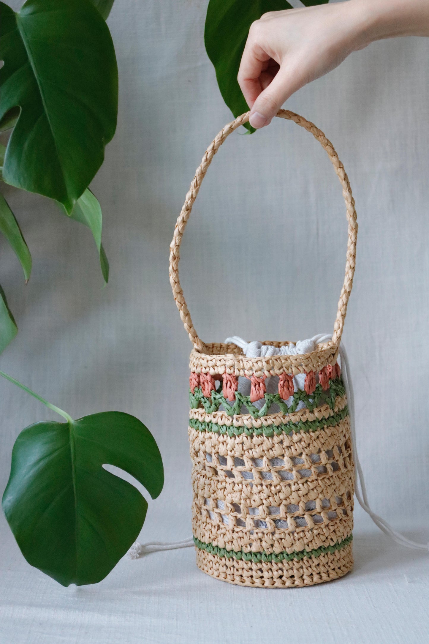 Raffia bag with red tulips