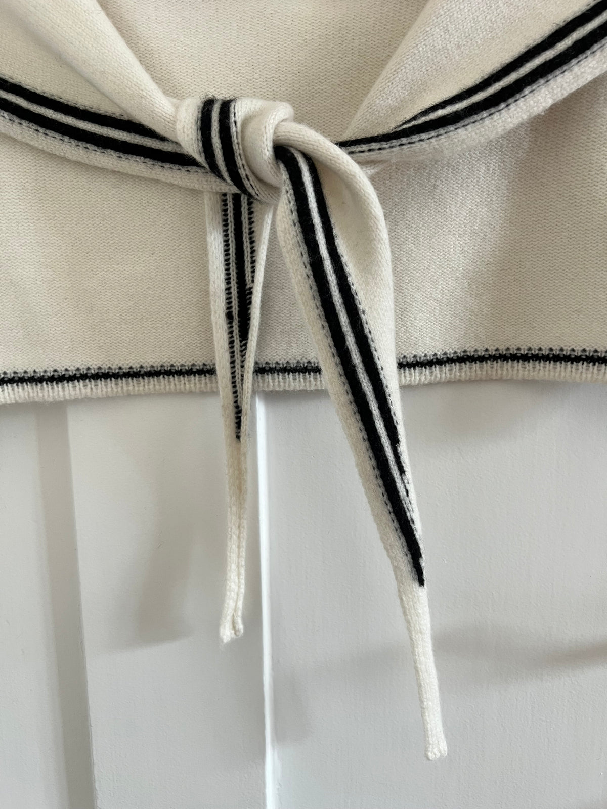 Ein geknoteter Merino-Schal von Aglaea Studio aus der Nähe
