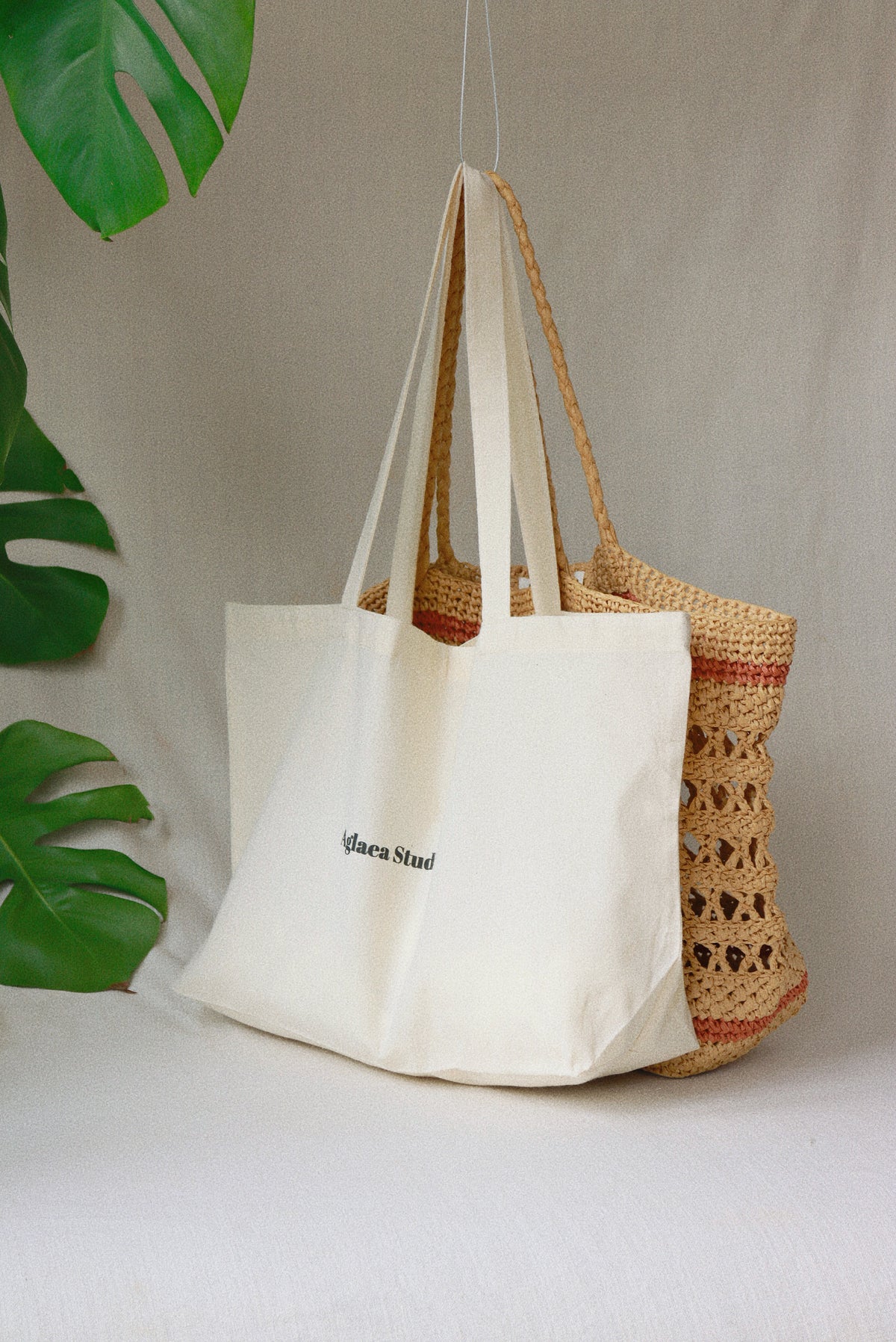 Große gehäkelte Raffia Strandtasche Classic in Naturfarbe mit Innentasche aus Baumwolle von Aglaea Studio
