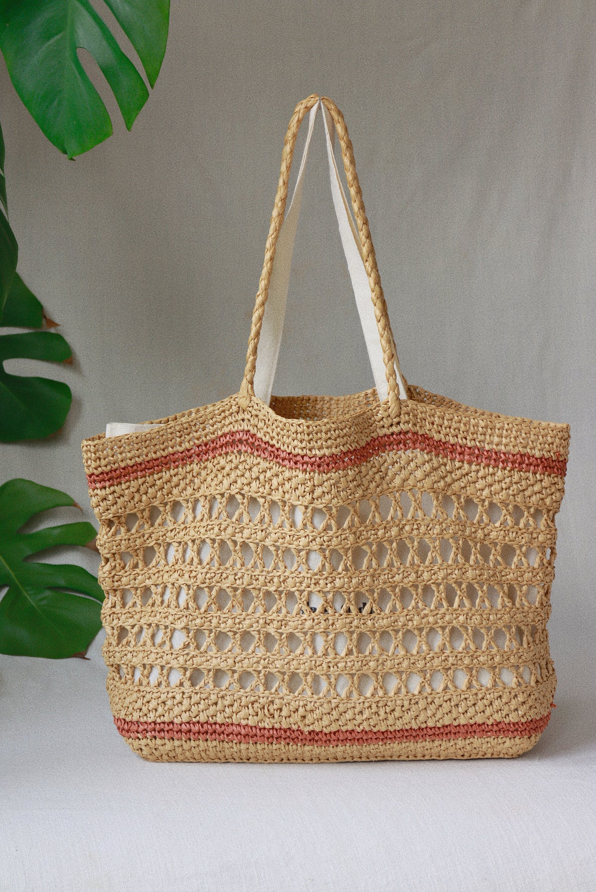 Große gehäkelte Raffia Strandtasche Classic in Naturfarbe mit rotem Streifen von Aglaea Studio
