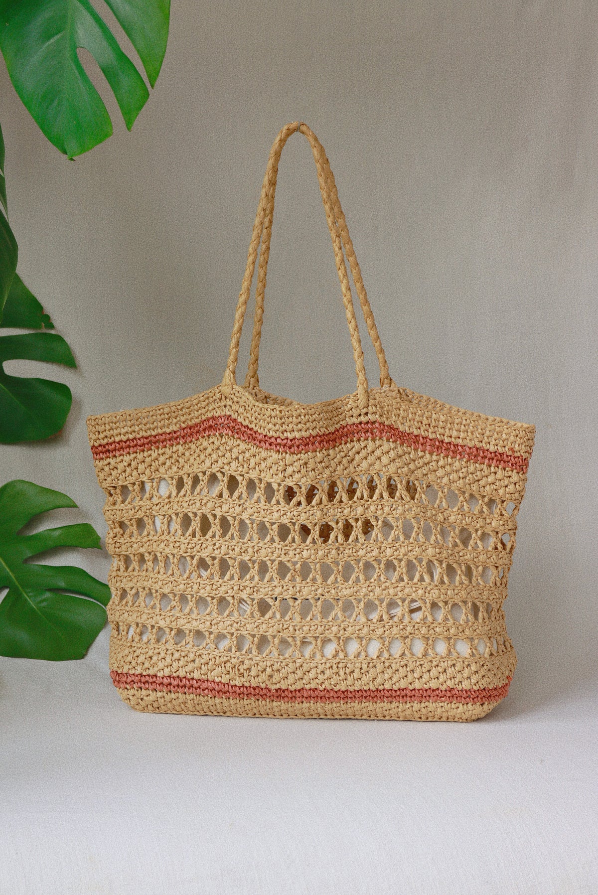 Große gehäkelte Raffia Strandtasche Classic in Naturfarbe mit rotem Streifen von Aglaea Studio
