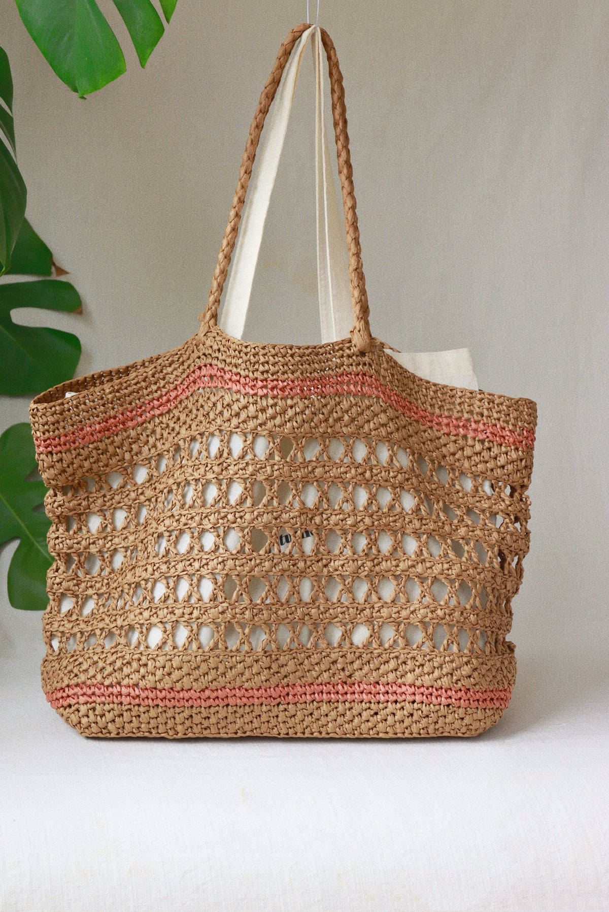 Große gehäkelte Raffia Strandtasche mit Innentasche in der Farbe Tropez Tan von Aglaea Studio