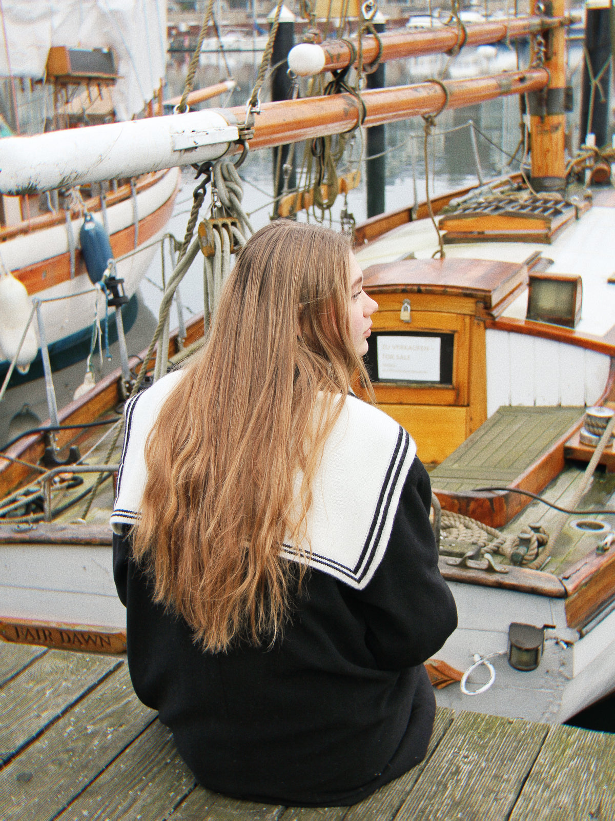 Mädchen vor altem Segelschiff mit Aglaea Studio Matrosenschal