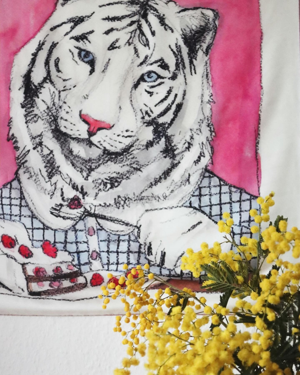 Quadratisches Seidentuch Tortentiger aus 100 Prozent Maulbeerseide mit buntem Print von Aglaea Studio
vor gelben Blumen