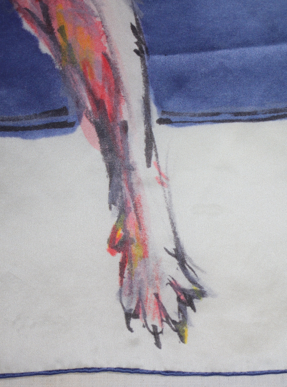 Seidentuch bedruckt mit einer Pfote von einer springenden Katze vor blauem und weißem Hintergrund, Buntstift/Aquarell, Vierfarbdruck Detail 2