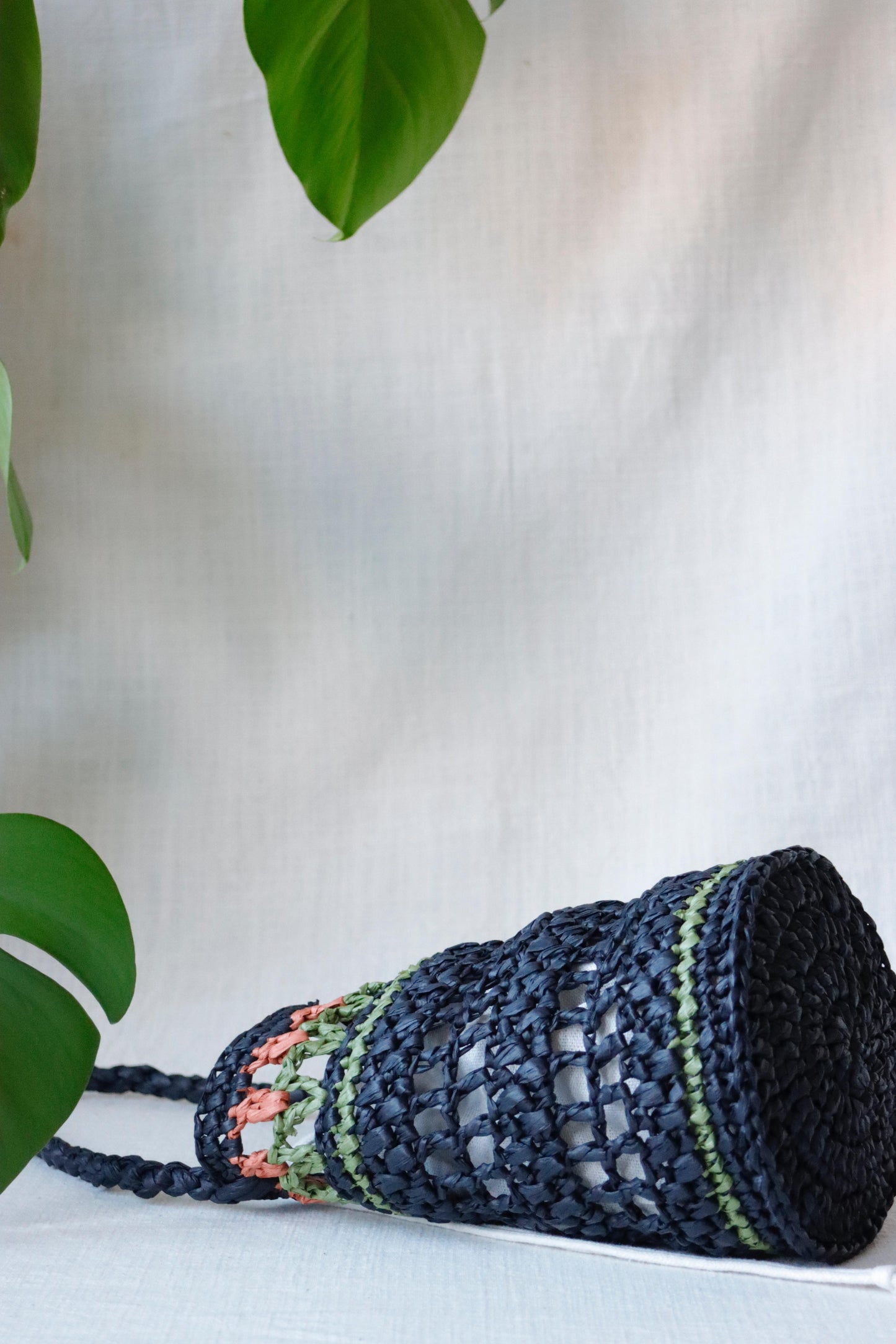 Raffia bag with red tulips in black